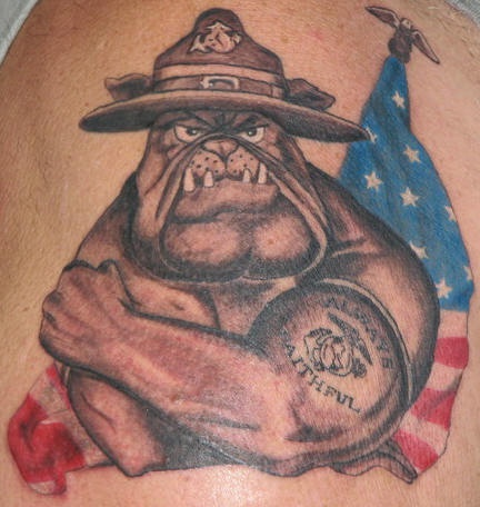 el tatuaje de un perro buldog humanizado con la bandera de estados unidos en el fondo