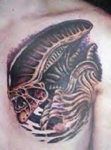 xenomorph nero tatuaggio sul petto