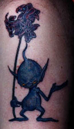 Kleiner Marsianer schenkt eine Blume. Tattoo in Blau