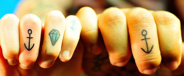 Tatuaje en dedos de anclas y diamante