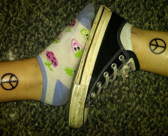 accoppiamento amicizia pace tatuaggio sulle gambe