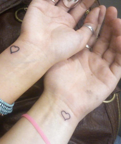 Tatuaje identico corazones pequeños