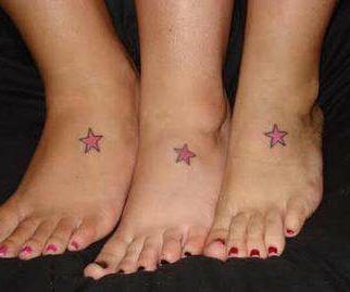 Tatuaje identico estrellas en pies de amigos