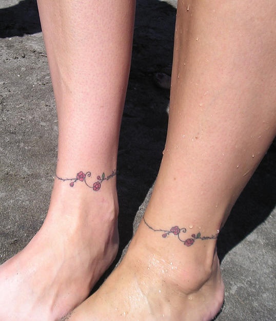 Tatuaje identico tracería florel en tobillo de amigos