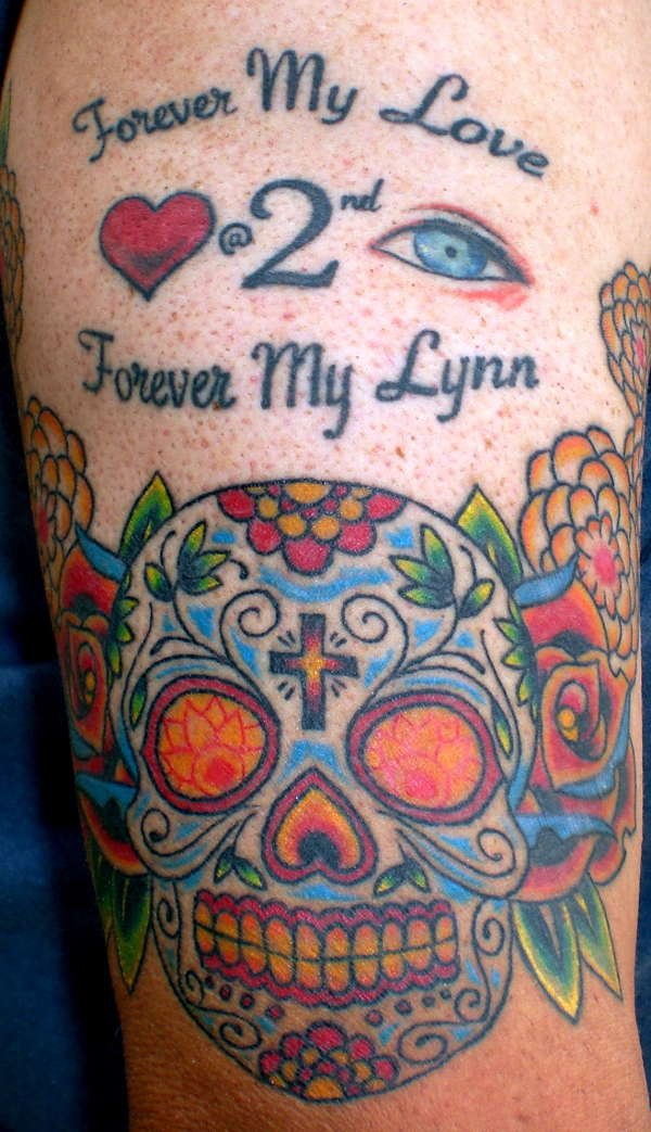 el tatuaje de una calavera mexicana &quotdia de muertos" hecho a color