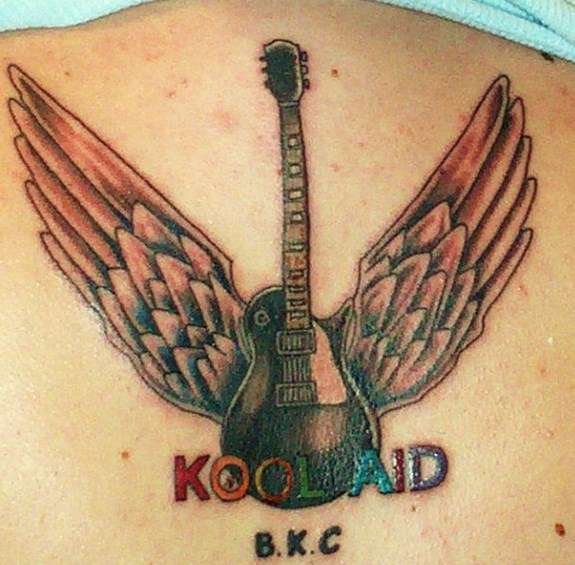 el tatuaje detallado de una guitarra con alas &quotkool aid" hecho en color