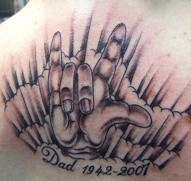 el tatuaje conmemorativo de una mano &quotrock n roll" y fechas de la vida en memoria de papa