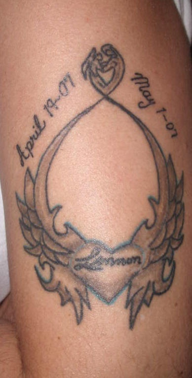 el  tatuaje conmemorativo con de un corazon con alas en forma de traceria con fechas de la vida