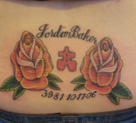 el tatuaje conmemorativo de dos rosas simetricas ,el nombre y fechas de la vida