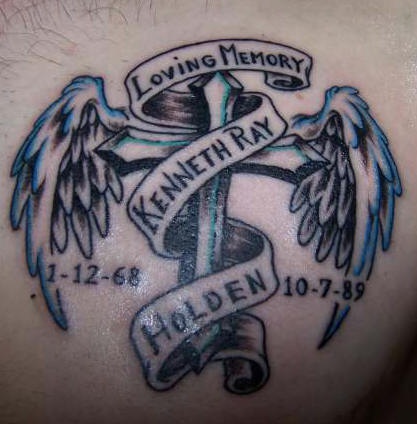 el tatuaje conmemorativo de una cruz con alas &quoten memoria de.."