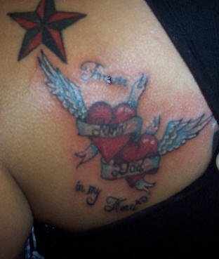 el tatuaje de una estrella y dos corazones rojos con alas