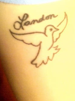el tatuaje sencillo lineado de una paloma &quotlondres"