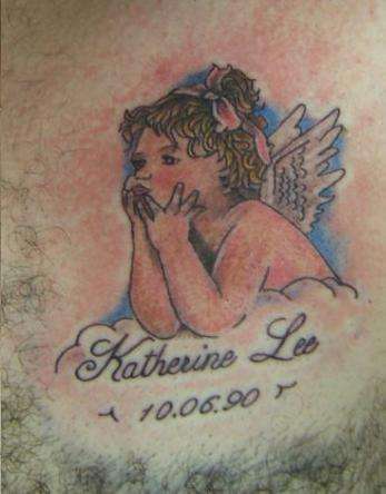 el tatuaje conmemorativo con un bebe angel en una nube hecho a color