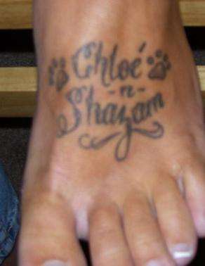 el tatuaje de dos nombres con dos huellas hecho en el pie en color negro