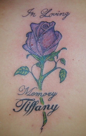 Tatuaje rosa color púrpura con frase memorial