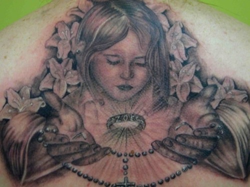 el tatuaje conmemorativo del ertrato de una niña hecho en tinta negra
