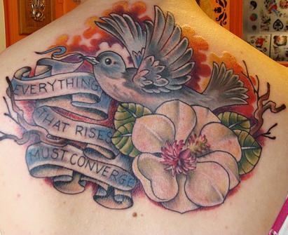 El tatuaje hermoso conmemorativo con un pájaro una flor y un frase hecho en color en la espalda