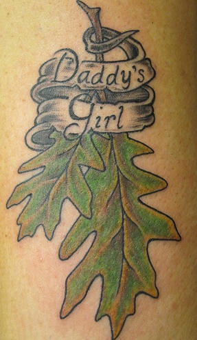 el tatuaje  de &quotla hija de papa&quotcon dos hojas verdes de roble