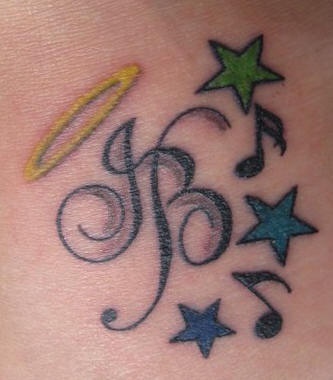 Initialen mit Sternen Tattoo