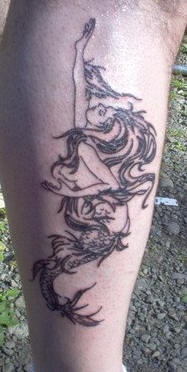 Tatuaggio semplice sulla gamba la sirena non colorata