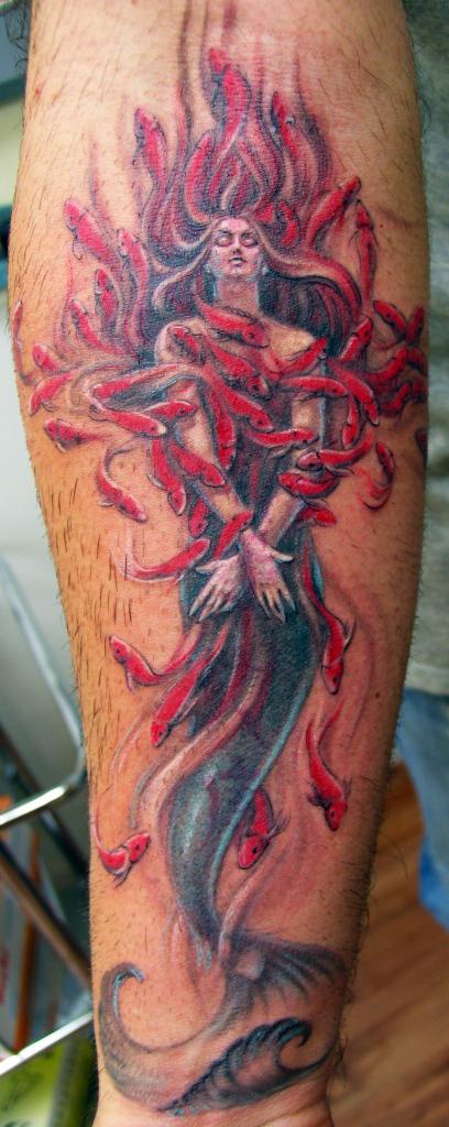 Tatuaggio impressionante sulla gamba la sirena con i pesci rossi