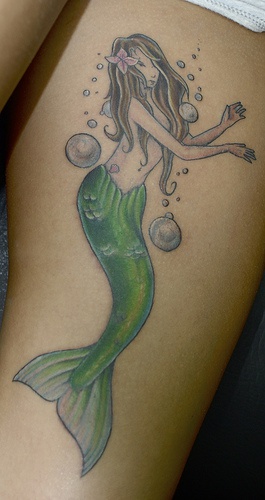 Tatuaggio carino sulla gamba la sirena con la coda verde