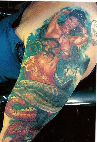 Dauphin avec une sirène le tatouage détaillé
