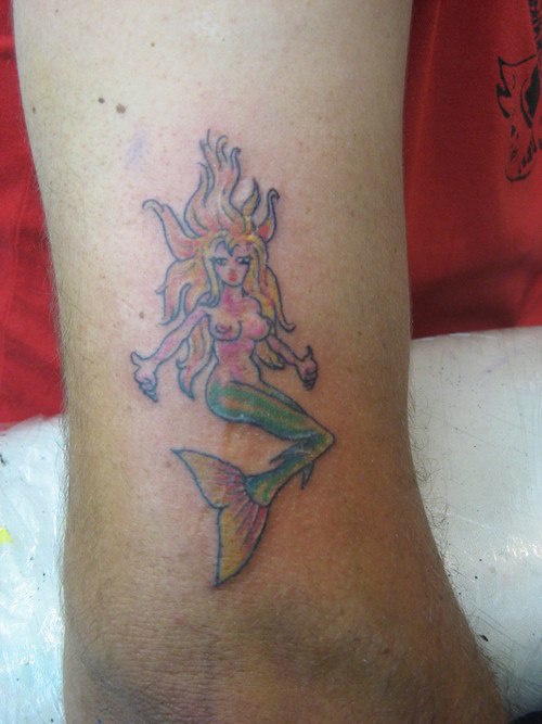 Tatuaggio piccolo sulla gamba la sirena colorata