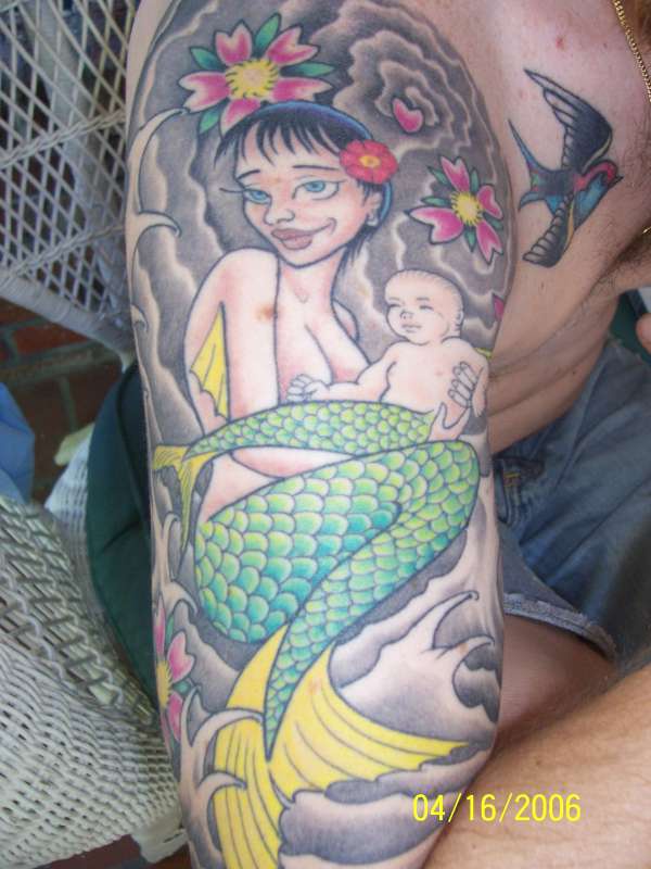 Meerjungfrau mit Blumen im Haar und Kind Tattoo