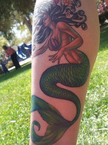 Tatuaggio grande sulla gamba la sirena con la coda verde