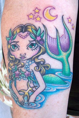 Tatuaggio stilizzato sulla gamba la sirena triste & la luna & le stelline