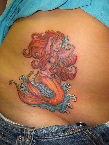 Tatuaggio colorato sulla pancia la sirena con i capelli rossi