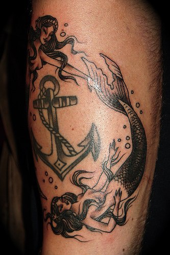 Tatuaggio impressionante sulla gamba due sirene & l&quotancora