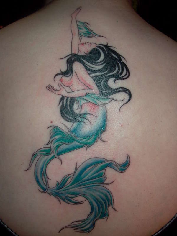 Tatuaggio grande sulla schiena la sirena con i capelli neri