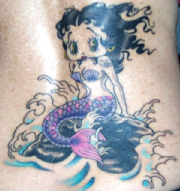 Tatuaggio colorato sulla schiena la sirena tra le onde