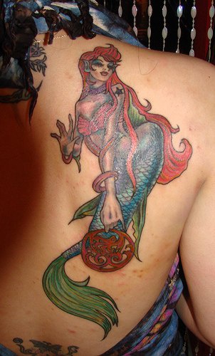 Tatuaggio grande sulla spalla la sirena bellissima con i capelli rossi