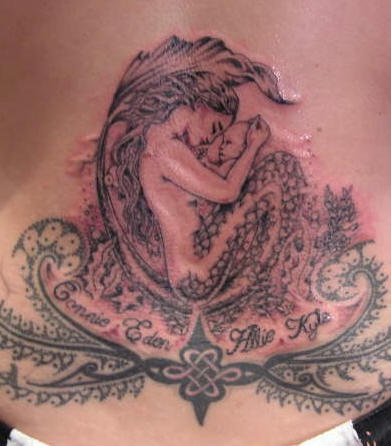 Tatuaggio grande sulla schiena la sirena con il bebè & il disegno