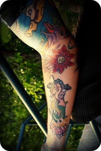 Tatuaggio enorme su tutto il braccio il fondo del mare& la sirena & la barca