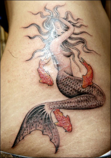 Meerjungfrau mit Koi-Fischen Tattoo an der  Seite