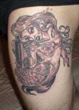 Meerjungfrau mit Ghettoblaster schwarze Tinte Tattoo