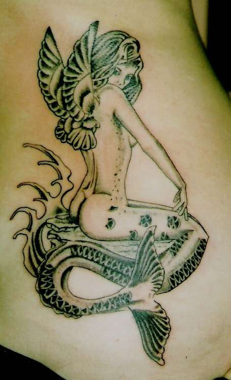 Weibliches Tattoo einer Meerjungfrau mit Flügeln schwarze Tinte