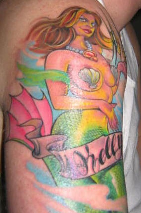Tatuaggio colorato sul deltoide la sirena bella bionda