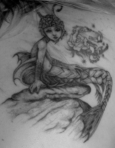 Tatuaggio  grande la sirena zombi con la coda in forma della treccia