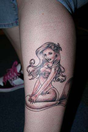 Tatuaggio carino sulla gamba  la sirena