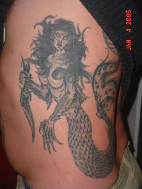 Tatuaggio sul fianco la sirena nera cattiva