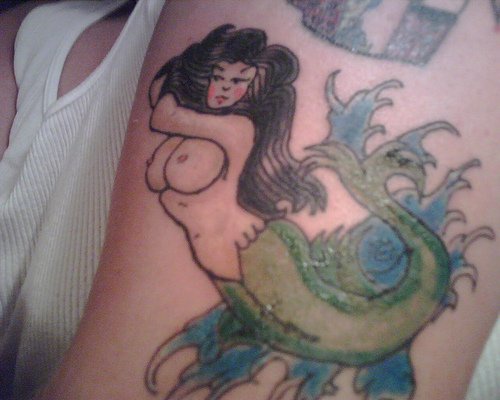 Tatuaggio semplice colorato la sirena nuda tra le onde