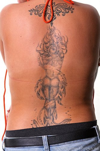 Tatuaggio grande sulla schiena la sirena bellissima