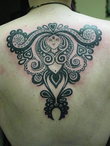Tatuaggio grande sulla schiena il disegno in forma di sirena