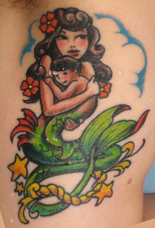 Farbiges Tattoo von Meerjungfrau und Kinder