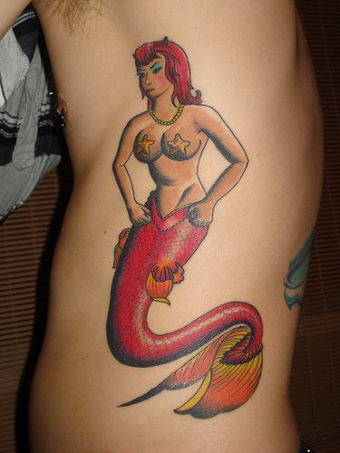 Tatuaggio colorato sul fianco la sirena sexy con i capelli rossi